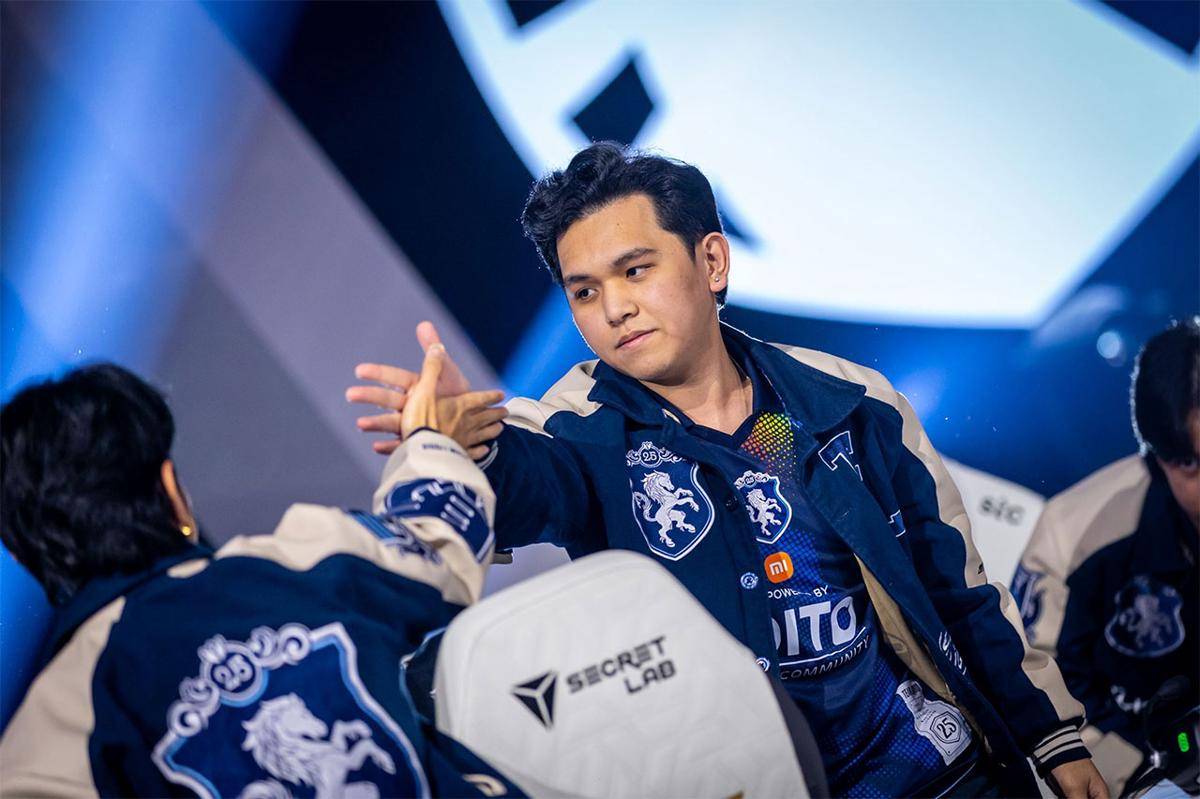 Karltzy menyemangati rekan timnya usai menang melawan Aurora Türkiye. (Dok. Esports World Cup)