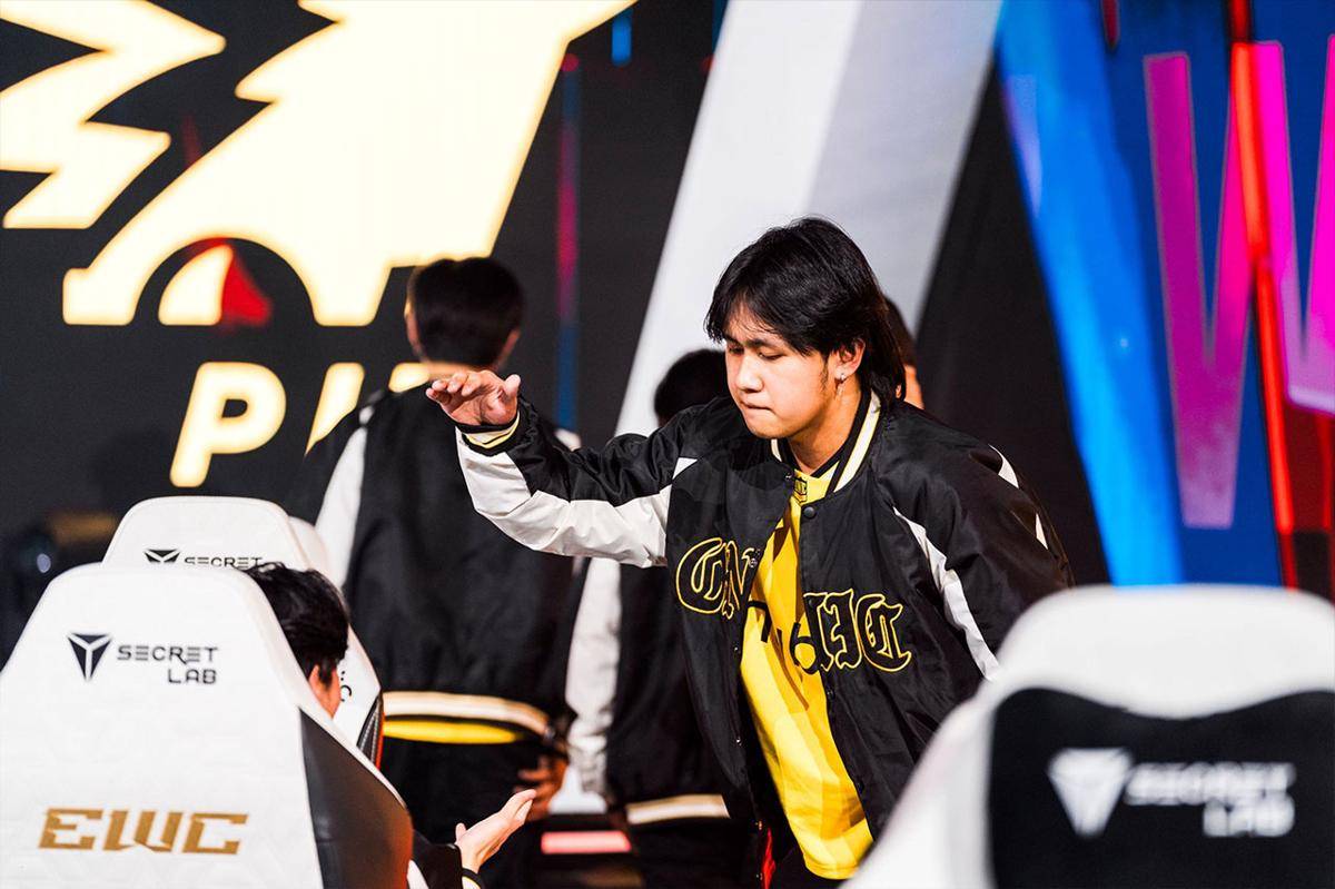 ONIC PH mampu menjawab tantangan agresif Team Spirit. (Dok. Esports World Cup)