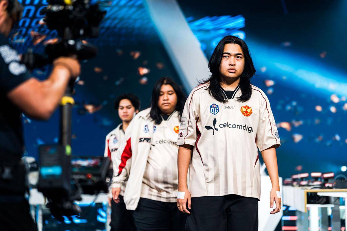 SRG.OG manfaatkan momentum snowball yang menekan mental RRQ Hoshi. (Dok. Esports World Cup)