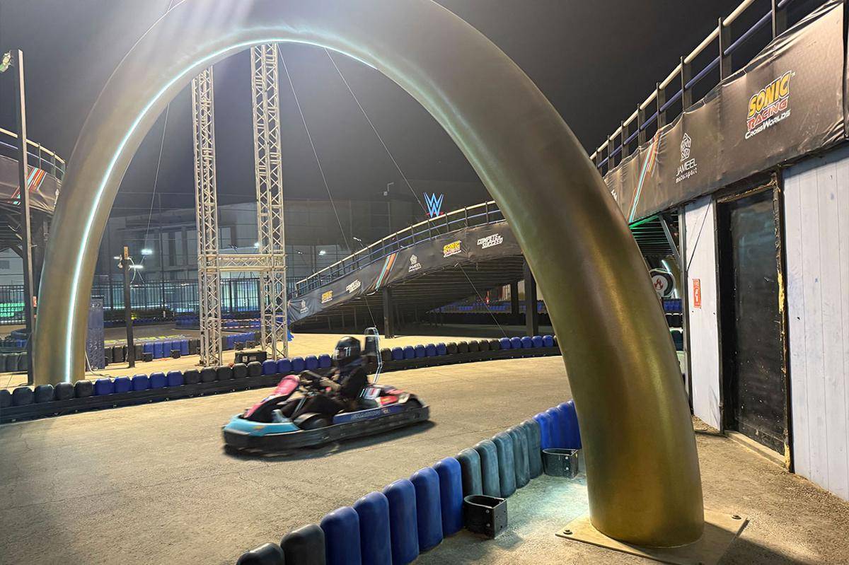 Pengunjung mencoba gokart bertema Sonic. (Dok. SEGA)
