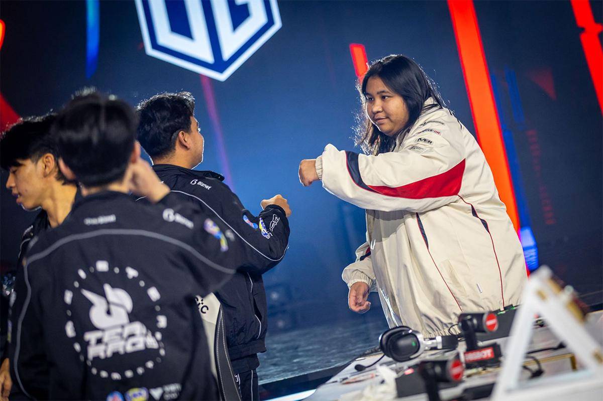 RRQ Hoshi dan SRG.OG bersalaman di akhir match. (Dok. Esports World Cup)