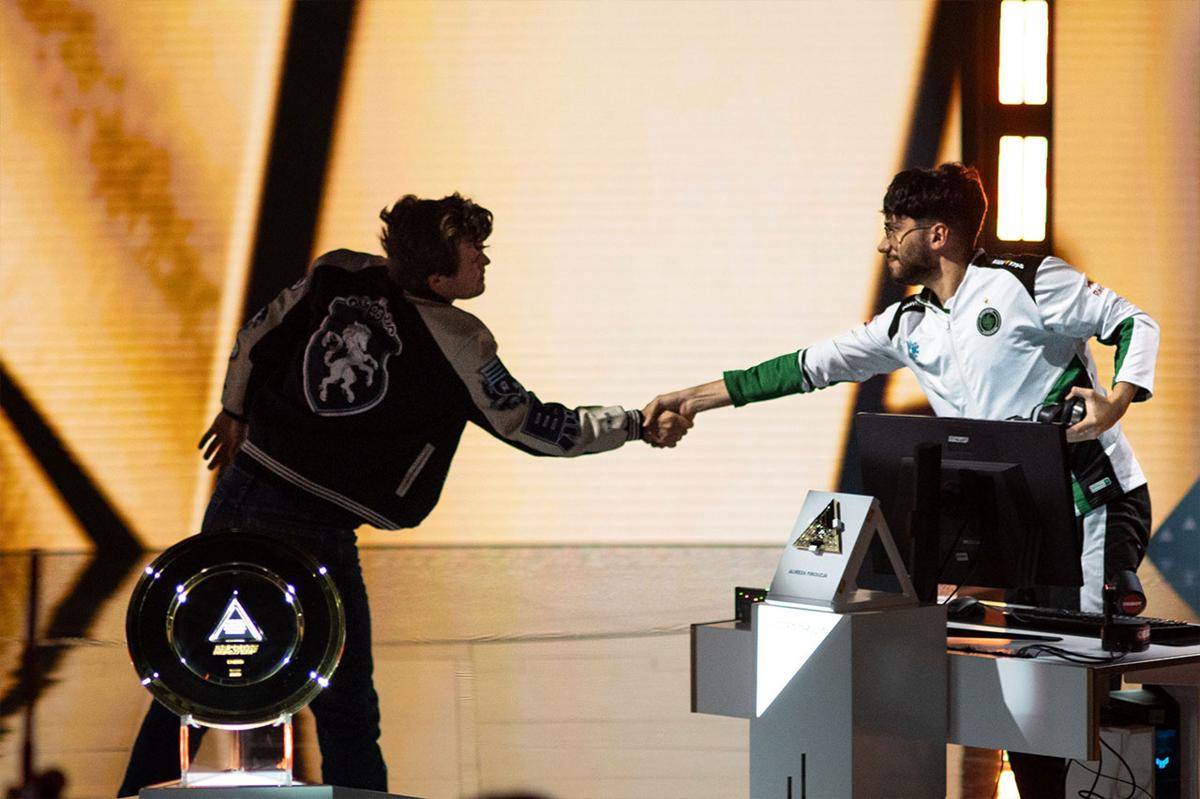 Magnus Carlsen bersamalan dengan Alireza Firouzja. (Dok. Esports World Cup)