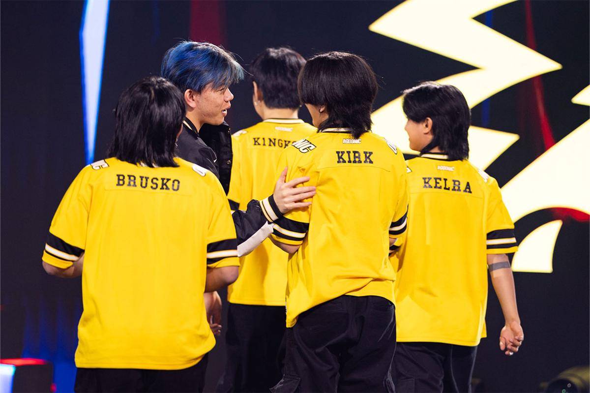 Kiboy di tengah beberapa pemain ONIC PH. (Dok. Esports World Cup)