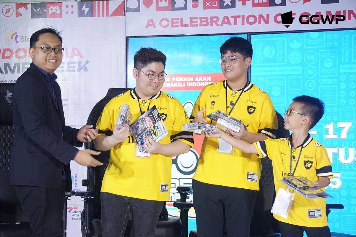 Reyhan Syofyano, Head of Business Development AKG Entertainment menyerahkan kartu seri Pokémon TCG Hitam & Putih kepada pemain ONIC Esports. (Dok. GGWP)