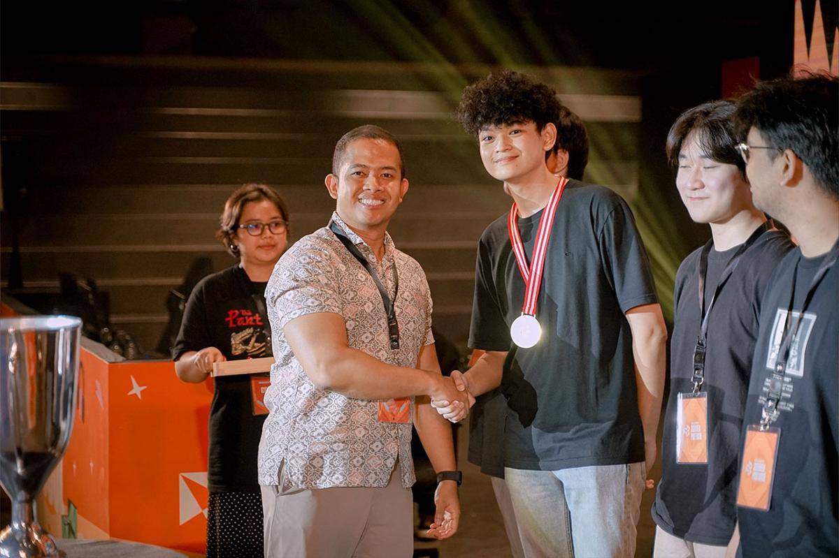 Resha Pradipta, Country Manager Riot Games Indonesia & Malaysia menyerahkan medali kepada para pemenang. (Dok. Riot Games)