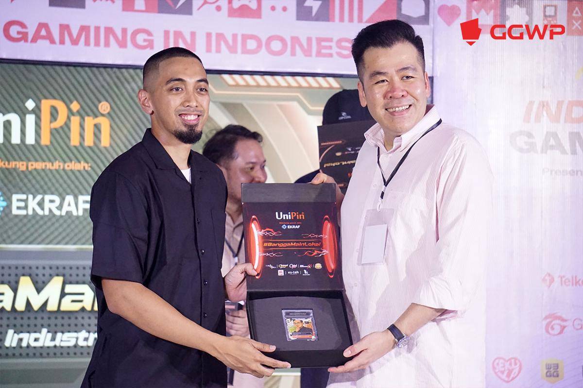 CEO UniPun Ashadi Ang menyerahkan token of appreciation kepada perwakilan Esteh Indonesia. (Dok. GGWP)