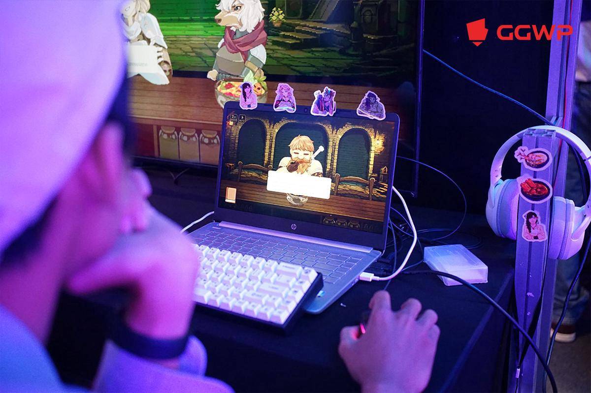 Gamer mencoba salah satu game buatan developer lokal. (Dok. GGWP)