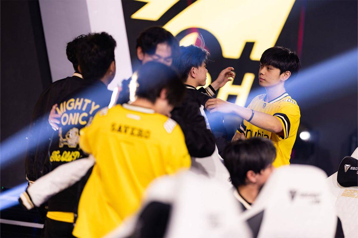 Pemain ONIC ID dan ONIC PH bersalaman setelah match juara 3 MSC 2025 selesai. (Dok. Esports World Cup)