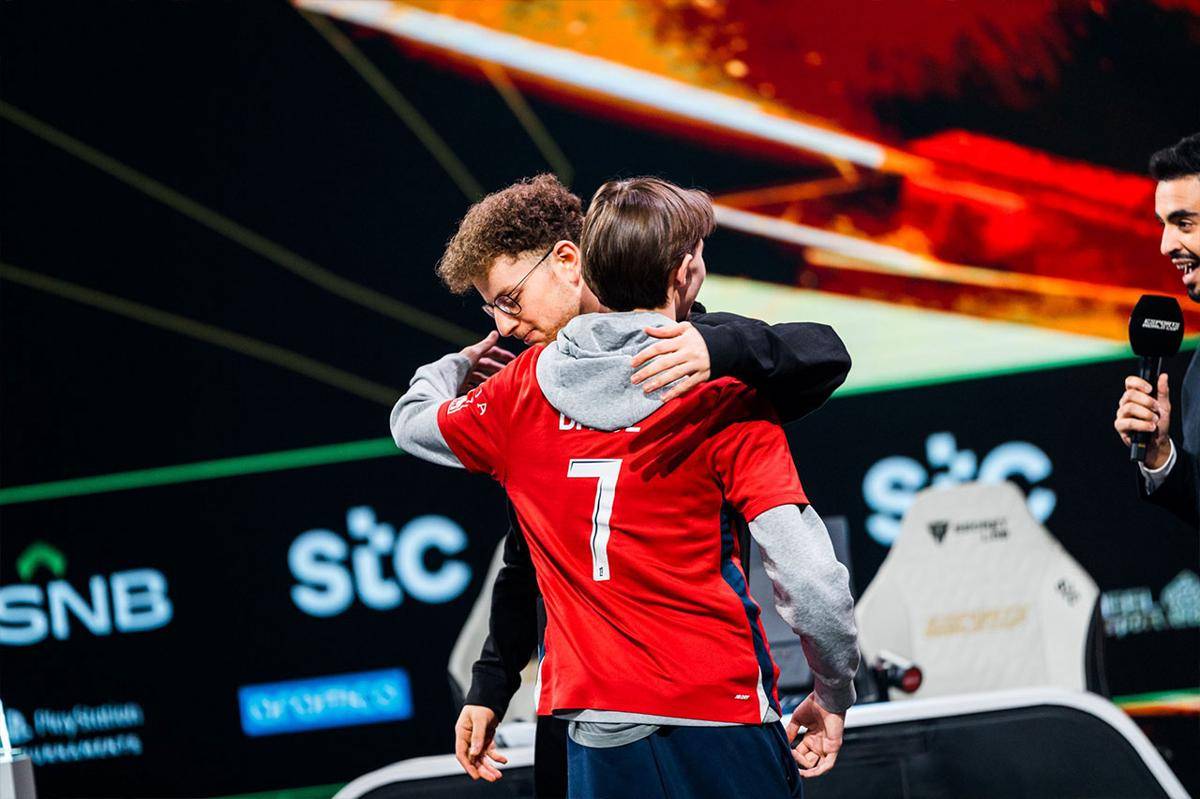 ManuBachoore memeluk Brice usai pertandingan final selesai. (Dok. Esports World Cup)