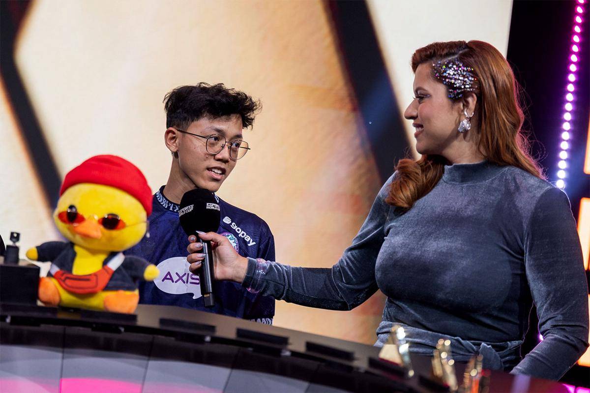 AimGOD diwawancarai oleh host Free Fire EWC 2025. (Dok. Esports World Cup)