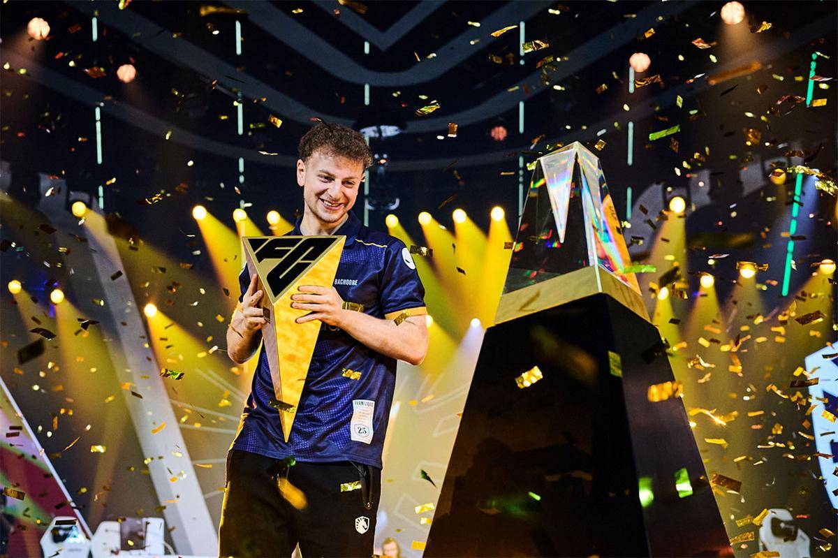 Player Team Liquid ManuBachoore mengangkat piala FC Pro 25 World Championship. (Dok. Esports World Cup)