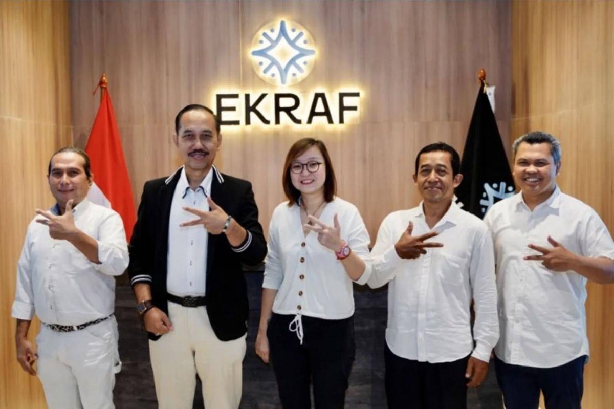 Produser Merah Putih: One for All bersama Wamenekraf Irene Umar. (Perfiki)