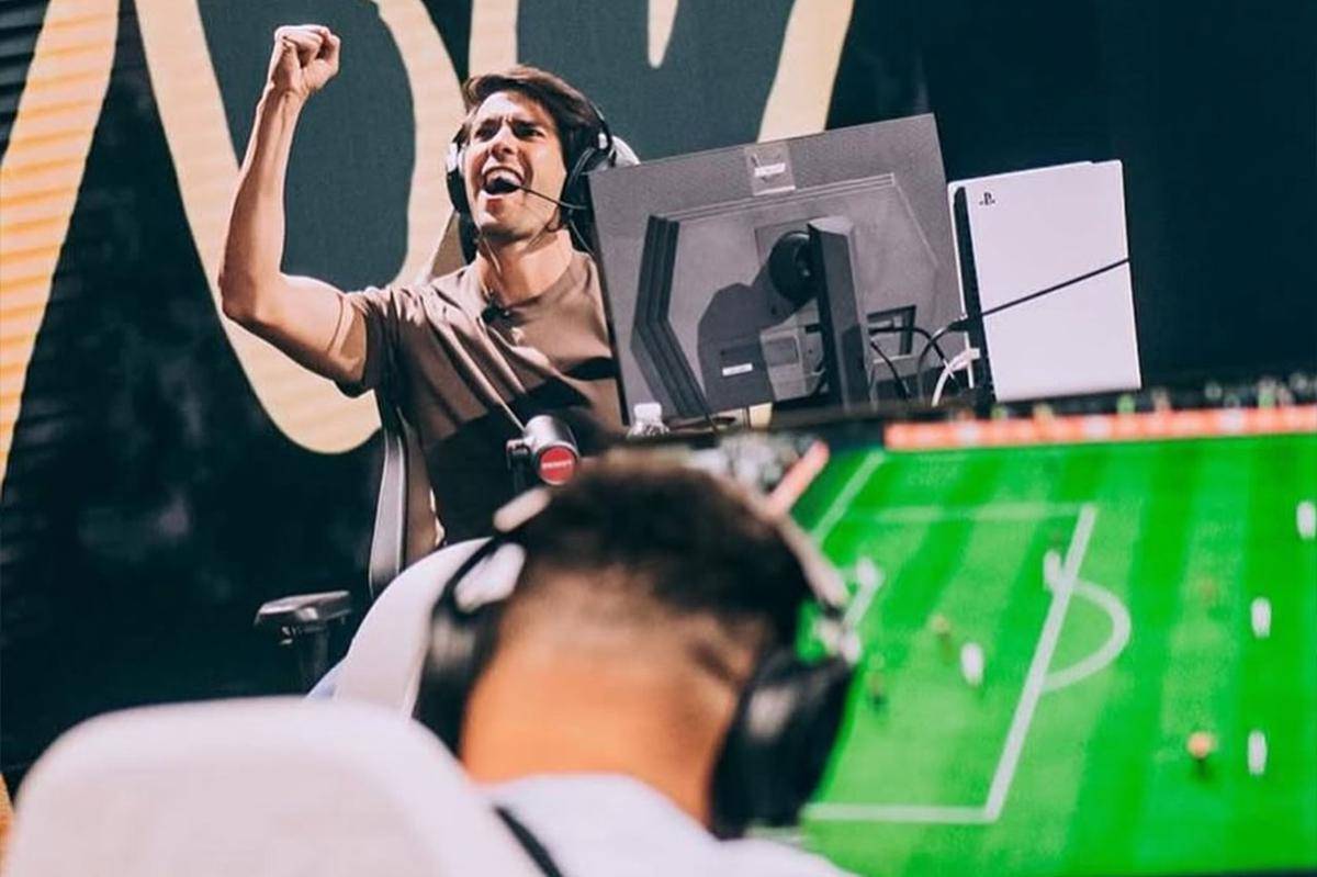 Ronaldo tertunduk menerima kekalahan dari Kaka di showmatch EA FC 25. (instagram.com/ikaka10)