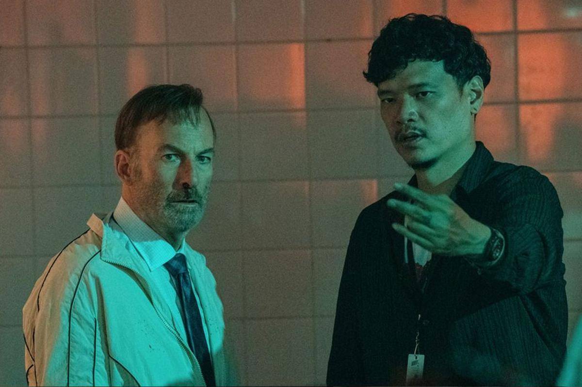 Timo Tjahjanto mengarahkan Bob Odenkirk di set Nobody 2. (Detik)