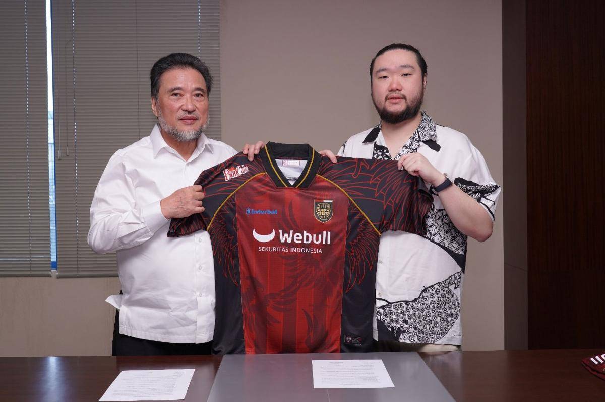 CEO Alter Ego dan Direktur Utama Interbat memamerkan jersey Alter Ego terbaru. (Dok. Alter Ego)