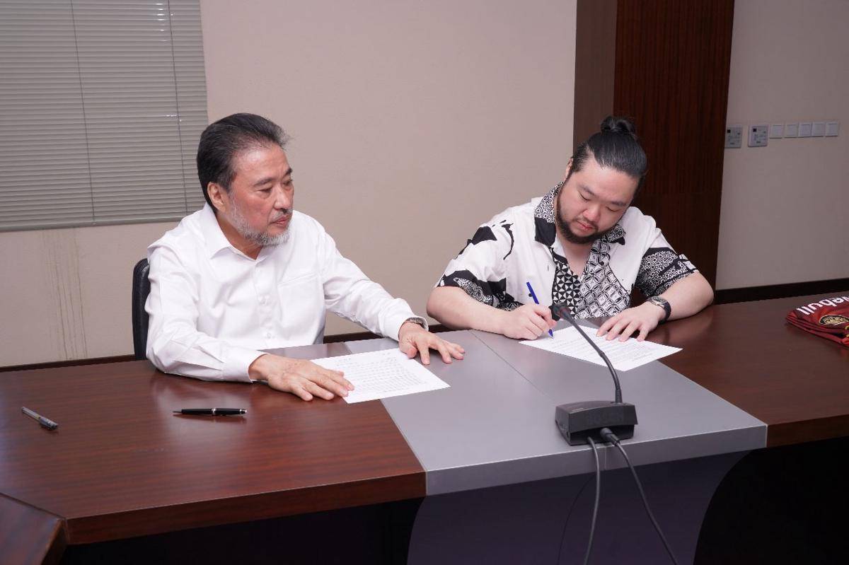 Delwyn Sukamto menanda tangani dokumen kerja sama dengan Interbat. (Dok. Alter Ego)