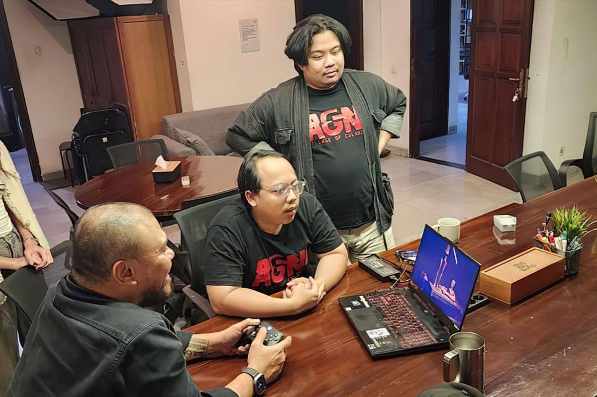 Produser Ardhan Fadhlurrahman bersama Joko Anwar memainkan demo AGNI. (Dok. Separuh Interactive)