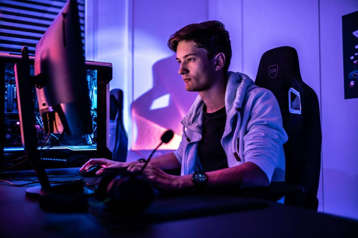 ilustrasi pria gamer (unsplash.com/ELLA DON)