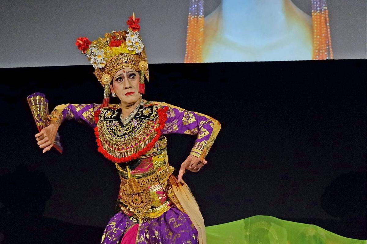 Eksperimen Artistik dengan Gender dan Identitas (The Jakarta Post)