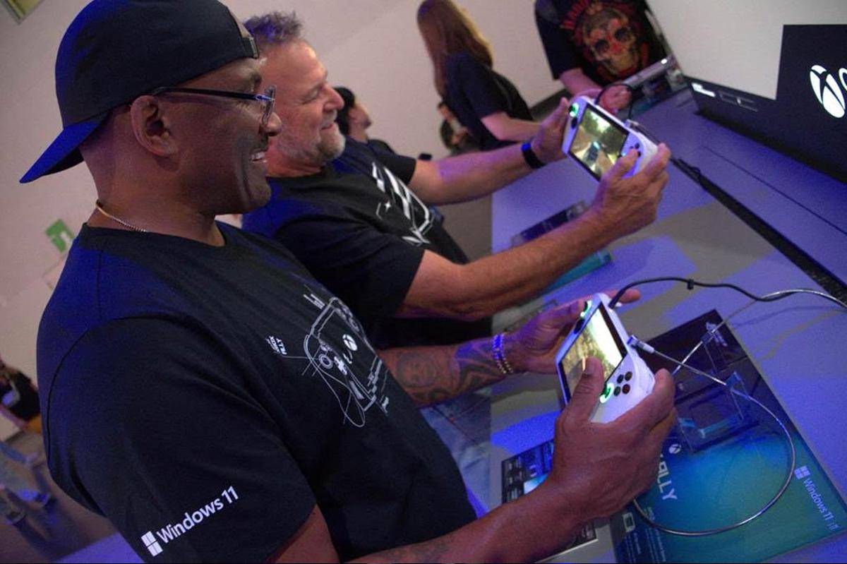 Aktor GTA V Ned Luke dan Shawn Fonteno memainkan ROG Xbox Ally. (Dok. ASUS)