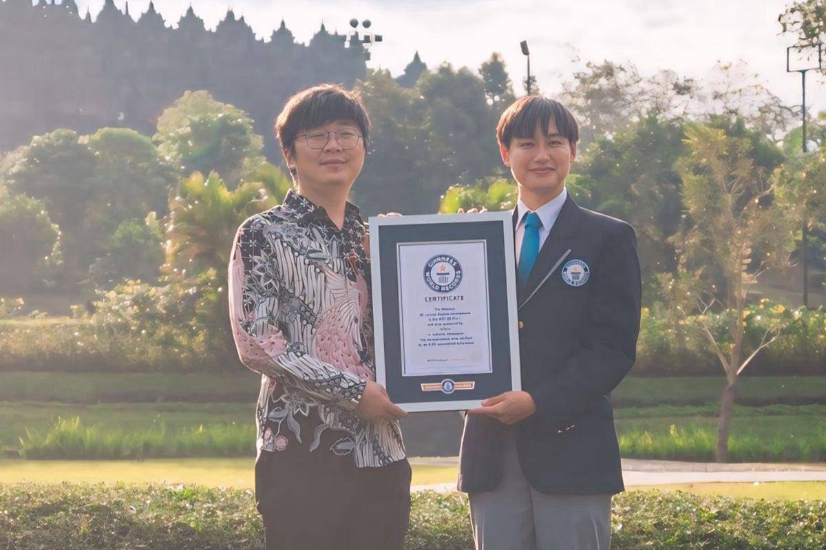 Penghargaan diserahkan langsung oleh Guinness World Records. (Dok. Infinix)