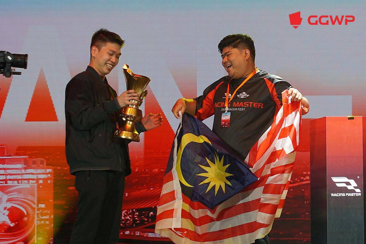 AnotherGROOT menyerahkan trofi juara kepada Afiq. (Dok. GGWP)