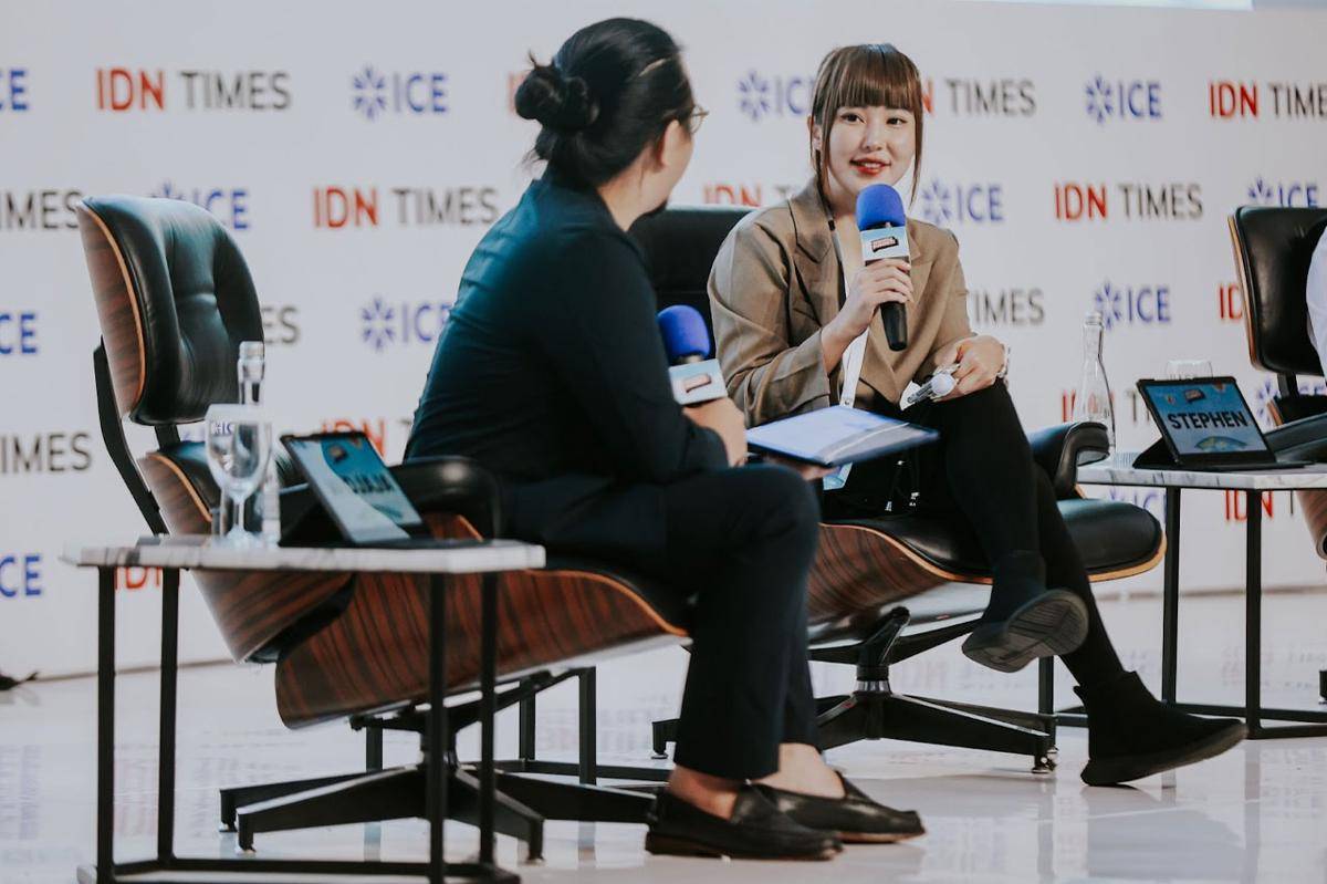 Panel “AI Revolution: Shaping Indonesia’s Future in Business, Creativity, and Society” yang menghadirkan Arbie Seo dan Stephen NG. (Dok. IDN)