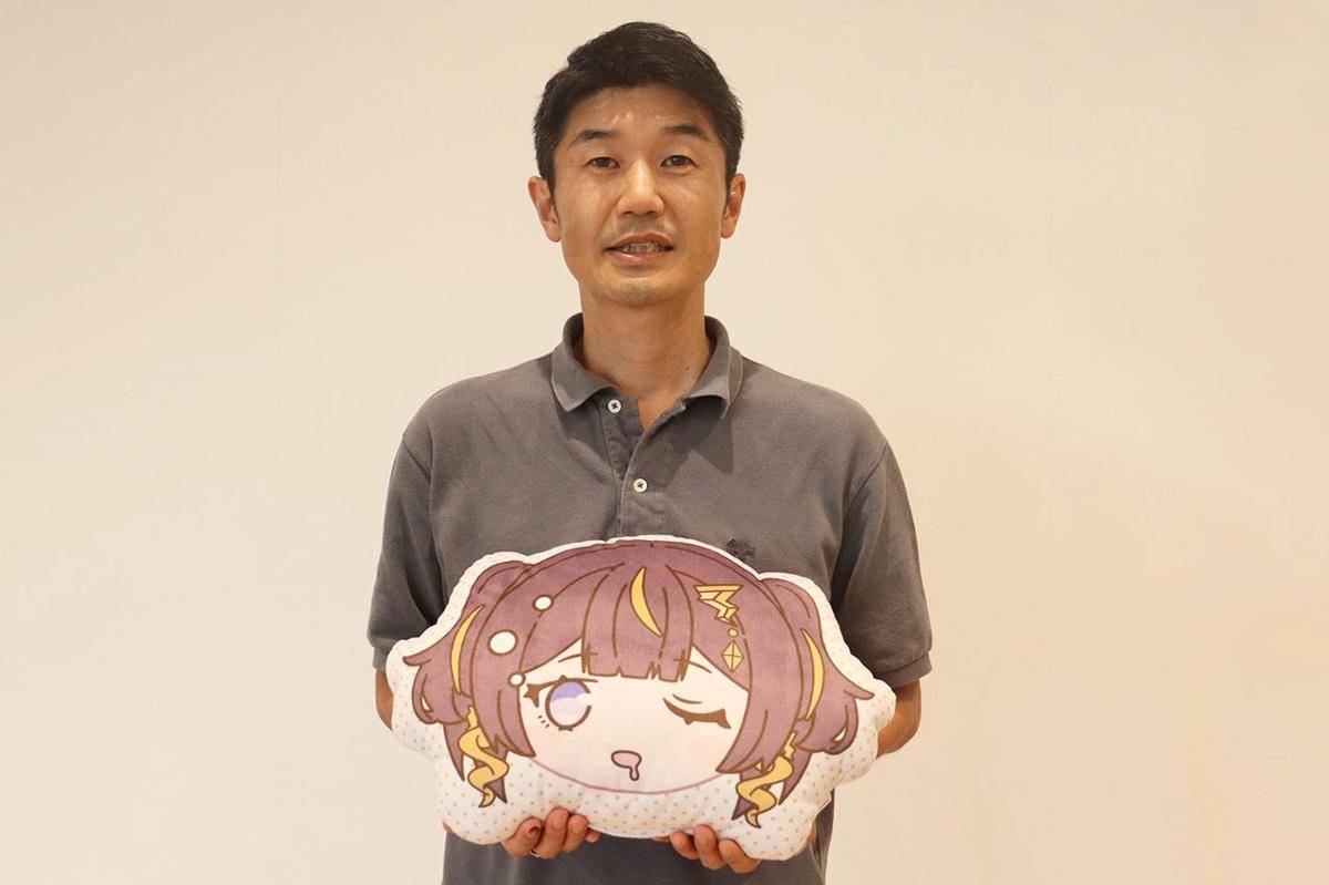 CEO COVER Corp. YAGOO memegang bantal Anya. (x.com/Anya Melfissa)