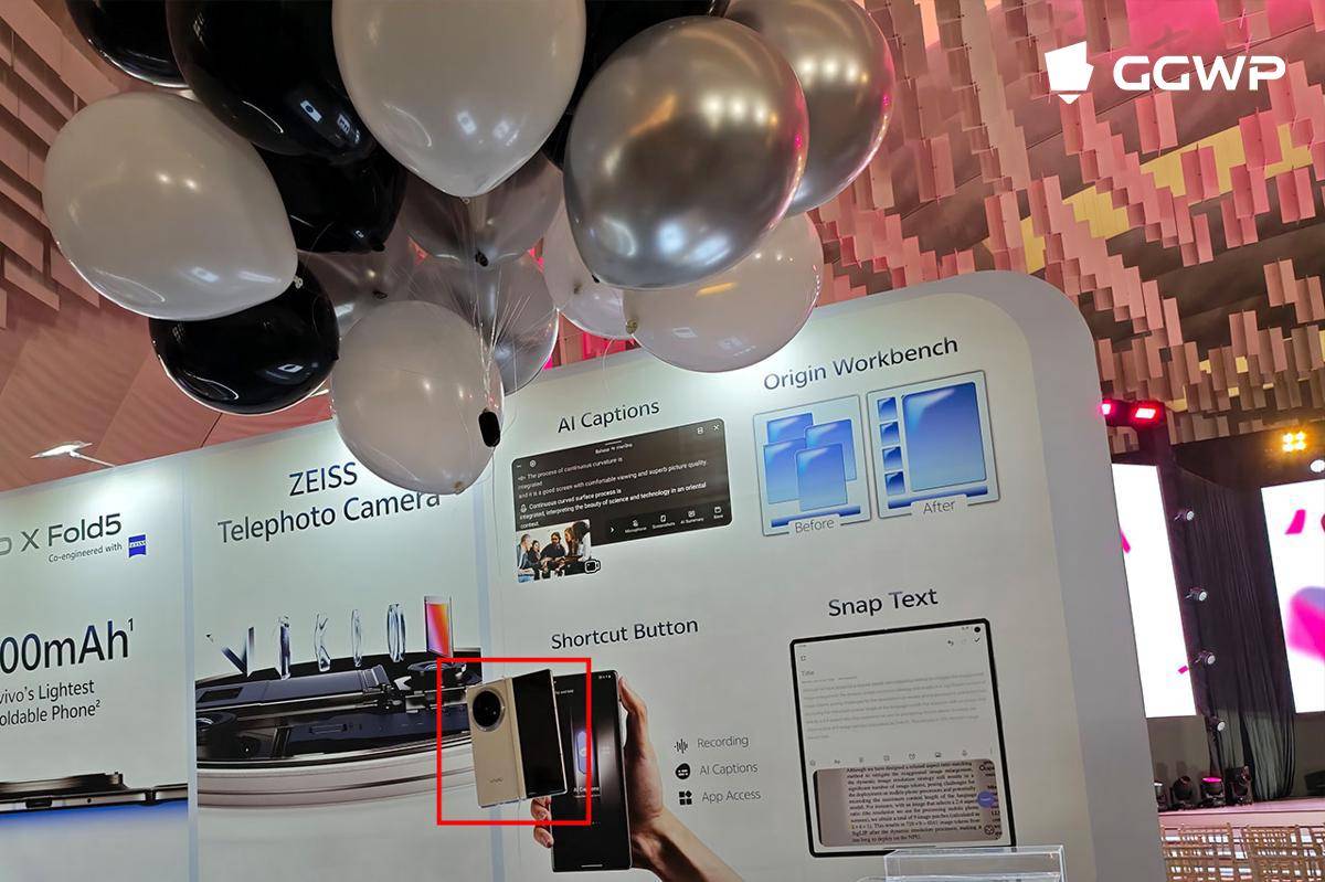 vivo X Fold5 digantung di balon untuk mendemokan bobot ringannya. (Dok. GGWP)