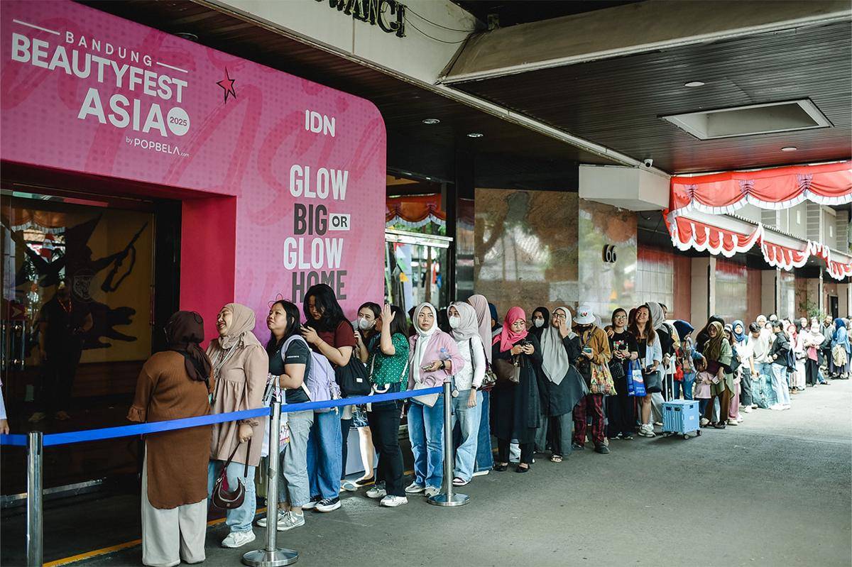 Antrian Pengunjung memadati area Graha Manggala Siliwangi di Hari Pertama BeautyFest Asia Bandung 2025. (Dok. Popbela)
