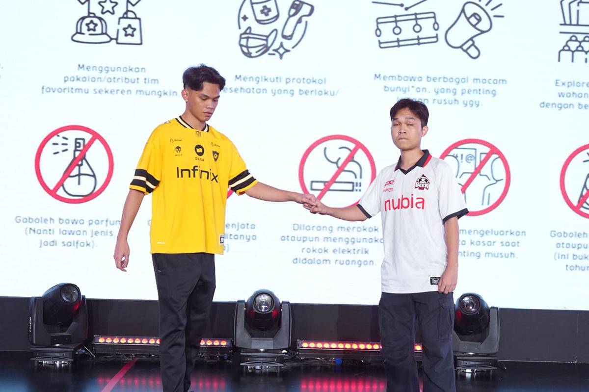 Kennzyyskie bersalaman dengan Skylar sebelum match dimulai. (Dok. MPL Indonesia)
