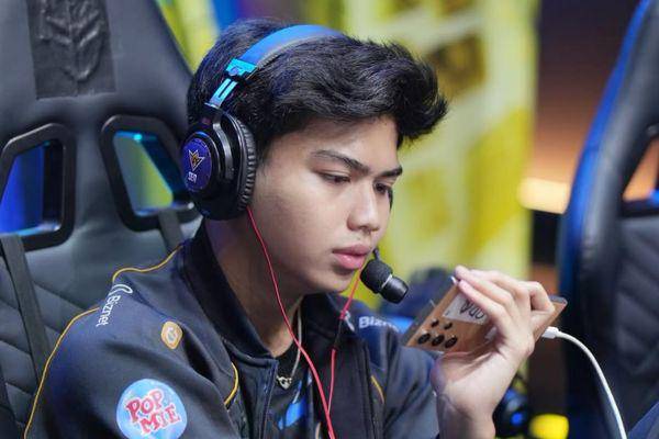 3 Senjata Free Fire Paling Sakit ala RRQ Dutzz.jpg