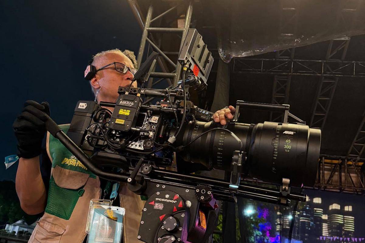 Sutradara Edy Khemod di tengah proses shooting Operasi Pestapora. (instagram.com/ernestprakasa)