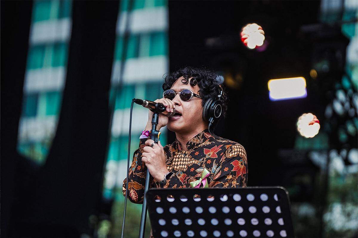 Baskara Putra mengenakan batik ala Iga Massardi, tampil bersama .Feast nyanyikan lagu Barasuara. (Dok. Boss Creator)
