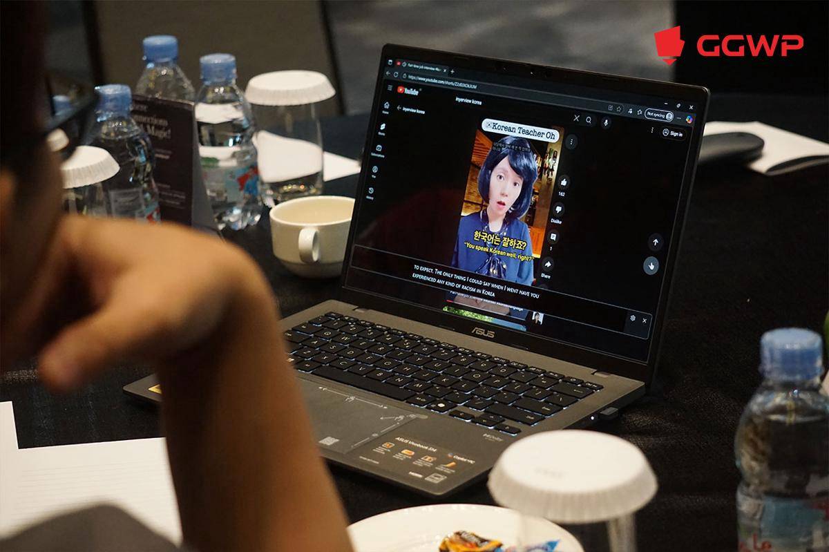 Laptop ASUS yang sedang menggunakan fitur live caption berbasis AI. (Dok. GGWP)