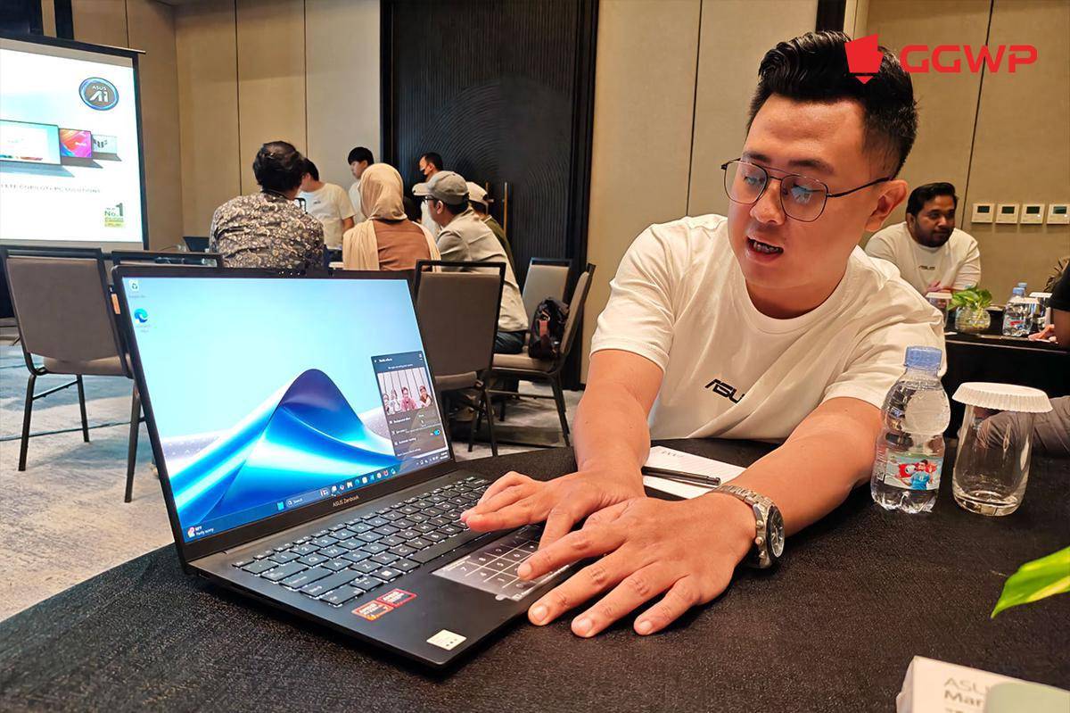 Teknisi ASUS mendemokan fitur AI dalam laptop ASUS Zenbook. (Dok. GGWP)