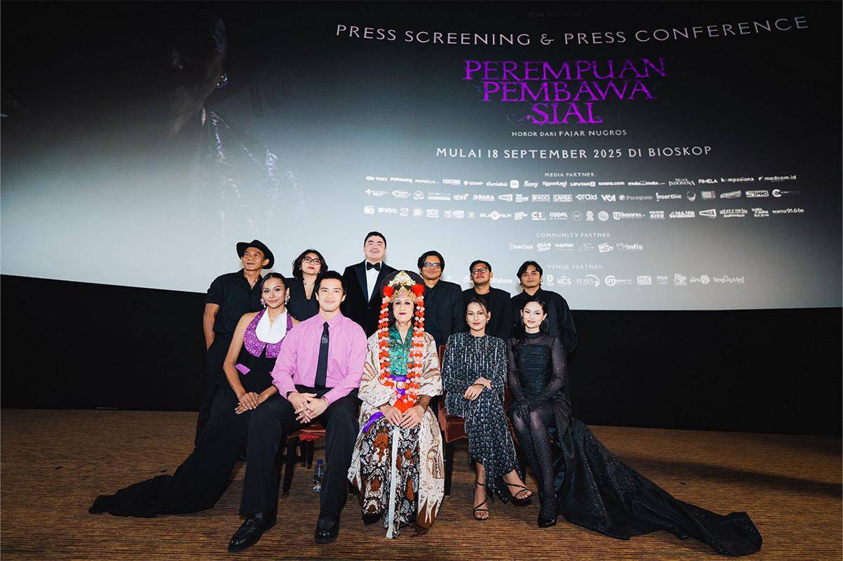 Main cast dan staf Perempuan Pembawa Sial pada gala premiere. (Dok. IDN Pictures)
