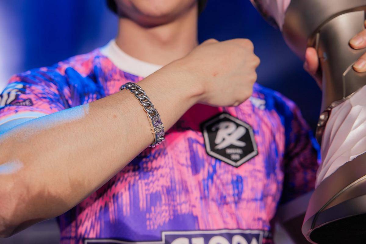 Gelang MVP Masters Toronto di tangan f0rsaken. (Dok. Riot Games)