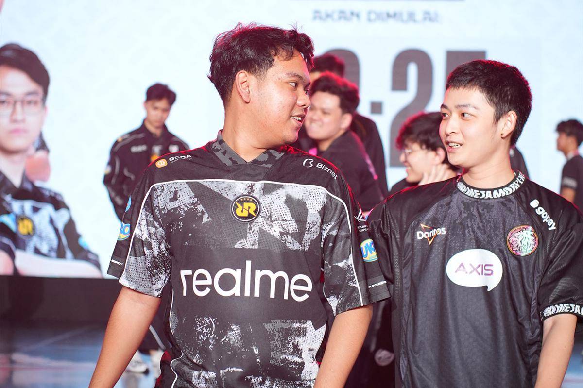 Idok dan Kyy berbincang sebelum Derby Klasik dimulai. (Dok. MPL Indonesia)