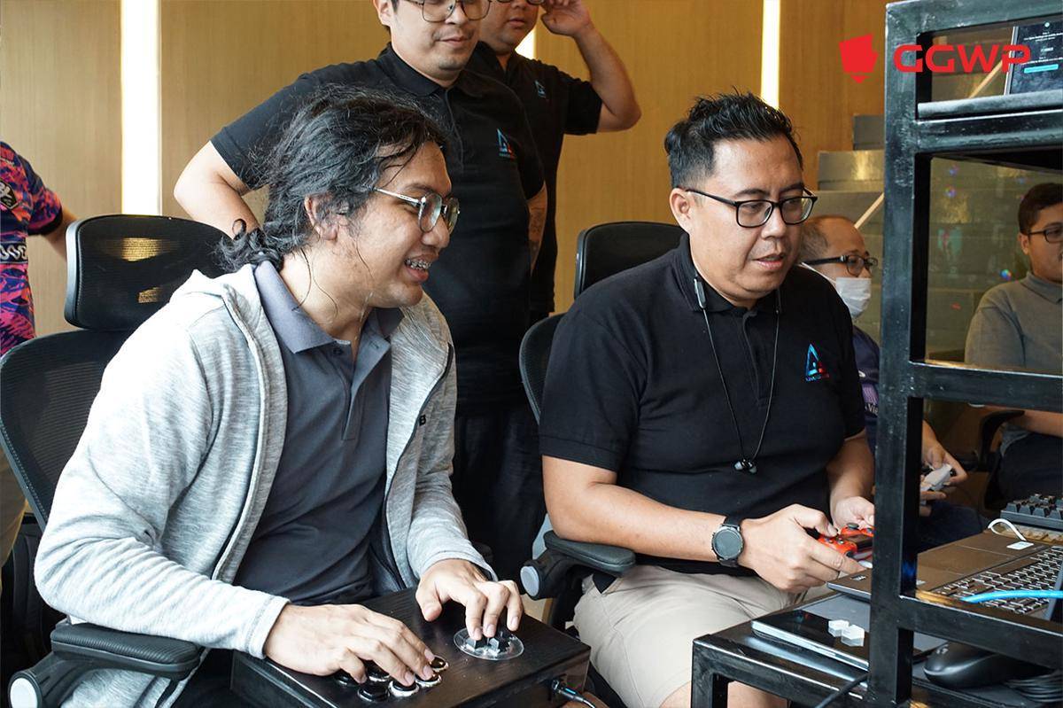 Seorang player mencoba 2XKO menggunakan fight stick pribadinya. (Dok. GGWP)