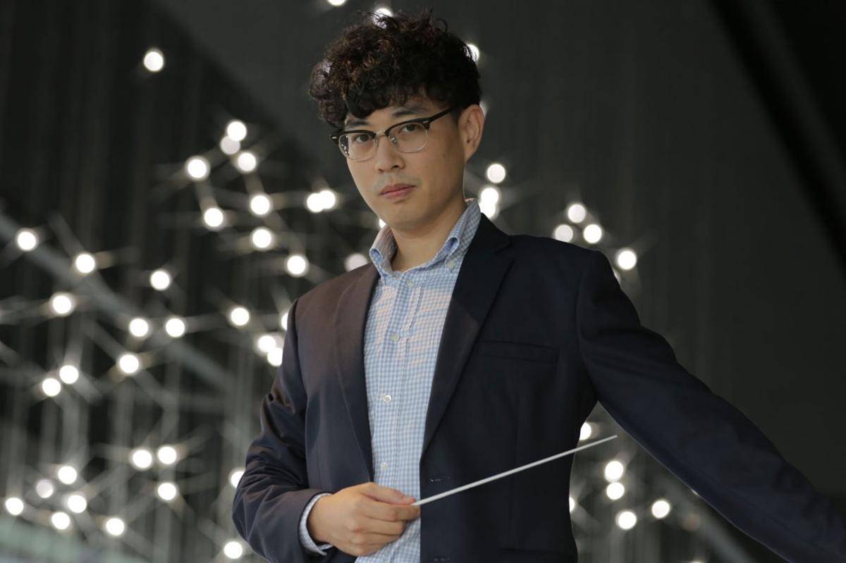 Konduktor Thanapol Setabrahmana sebelumnya dikenal memimpin konser Genshin Impact tahun 2024. (Tatler Asia)