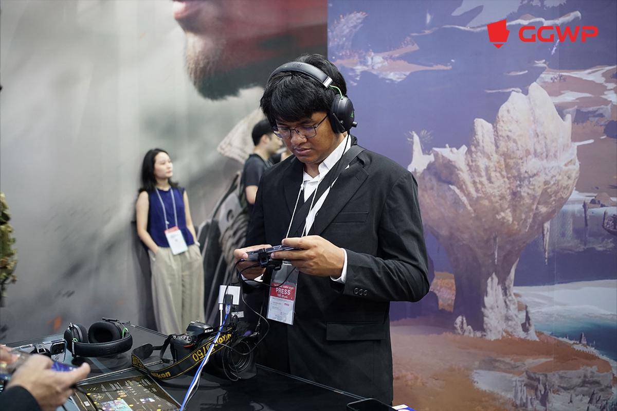 Seorang awak media mencoba bermain Monster Hunter Outlanders. (Dok. GGWP)