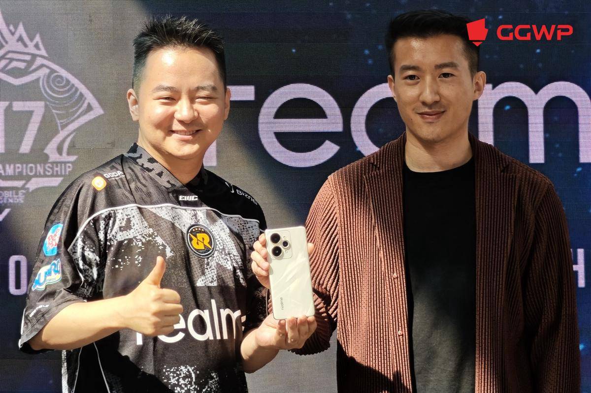 CEO RRQ, Andrian Pauline menerima unit realme 15 Pro 5G. (Dok. GGWP)