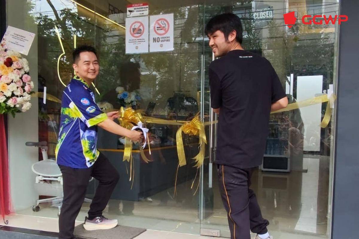 Bos Team RRQ, AP dan Qeon melakukan pemotongan pita untuk meresmikan RRQ Arena Bandung. (Dok. GGWP)