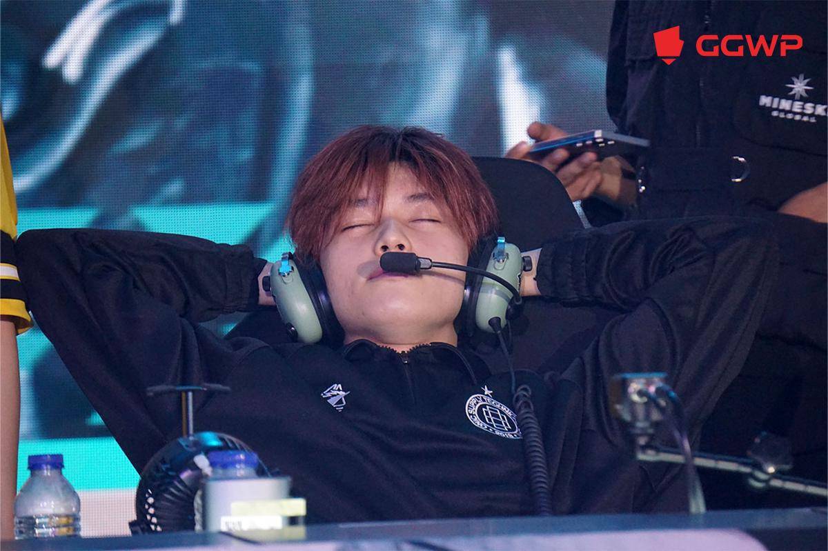 ONIC Kairi meregangkan badan sebelum match dimulai. (Dok. GGWP)