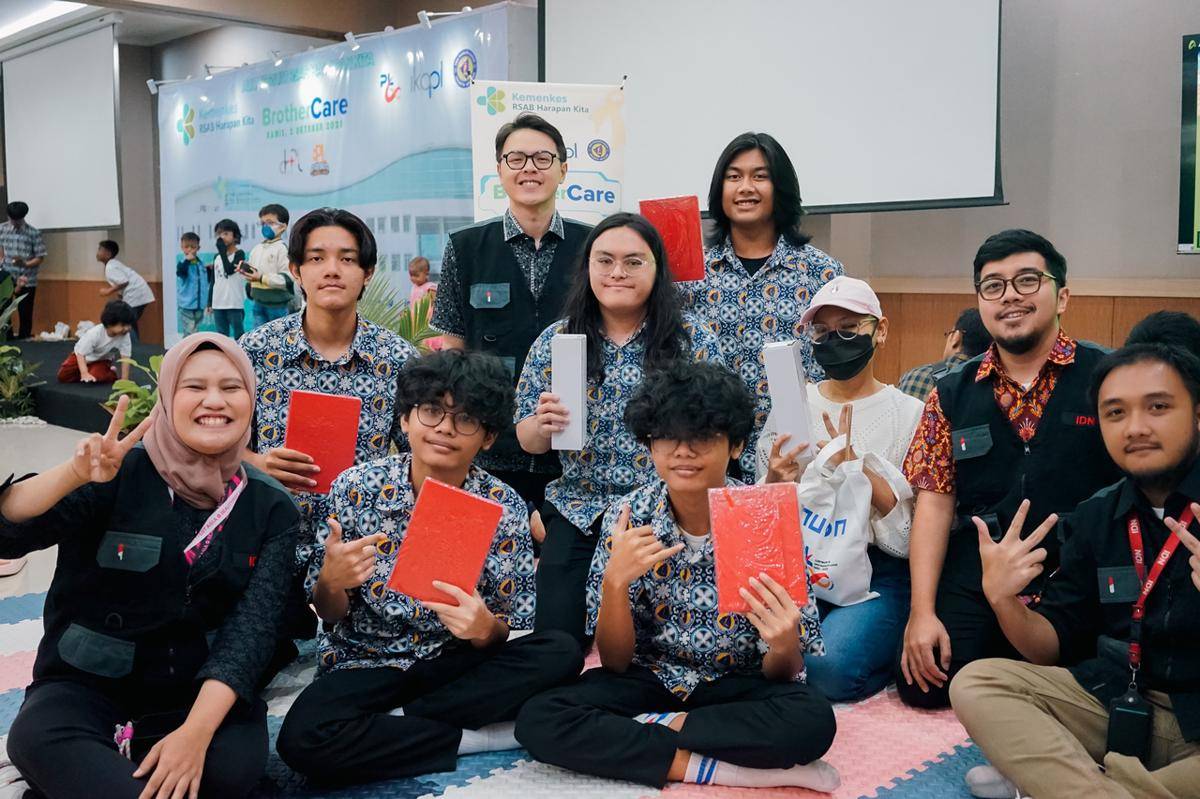 Tim GGWP, IDN Foundation, dan perwakilan IKA PL usai bermain Mobile Legends bersama penyintas kanker di RSAB Harapan Kita. (Dok. IDN Foundation)
