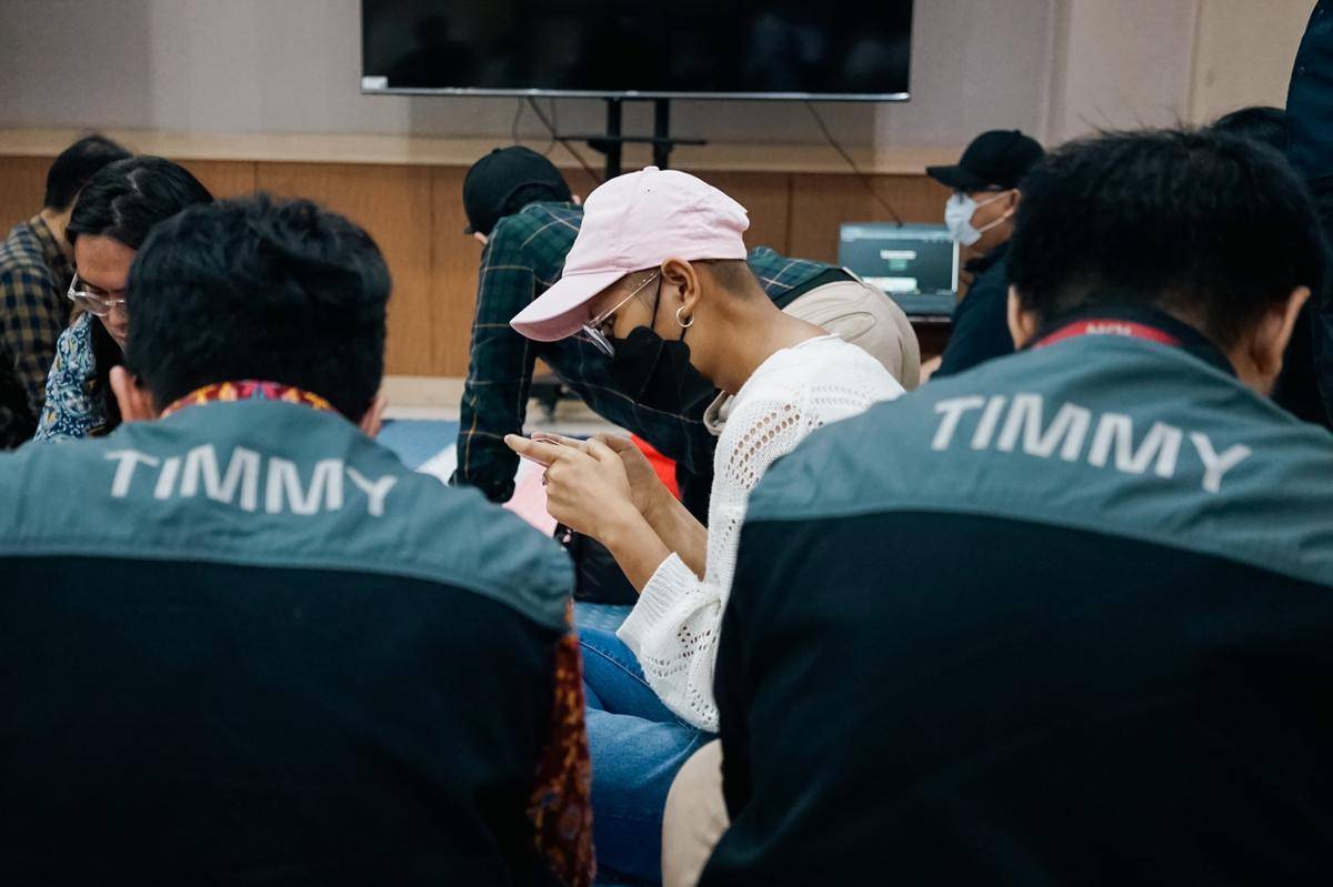 Seorang penyintas kanker bermain Mobile Legends bersama tim GGWP. (Dok. IDN Foundation)