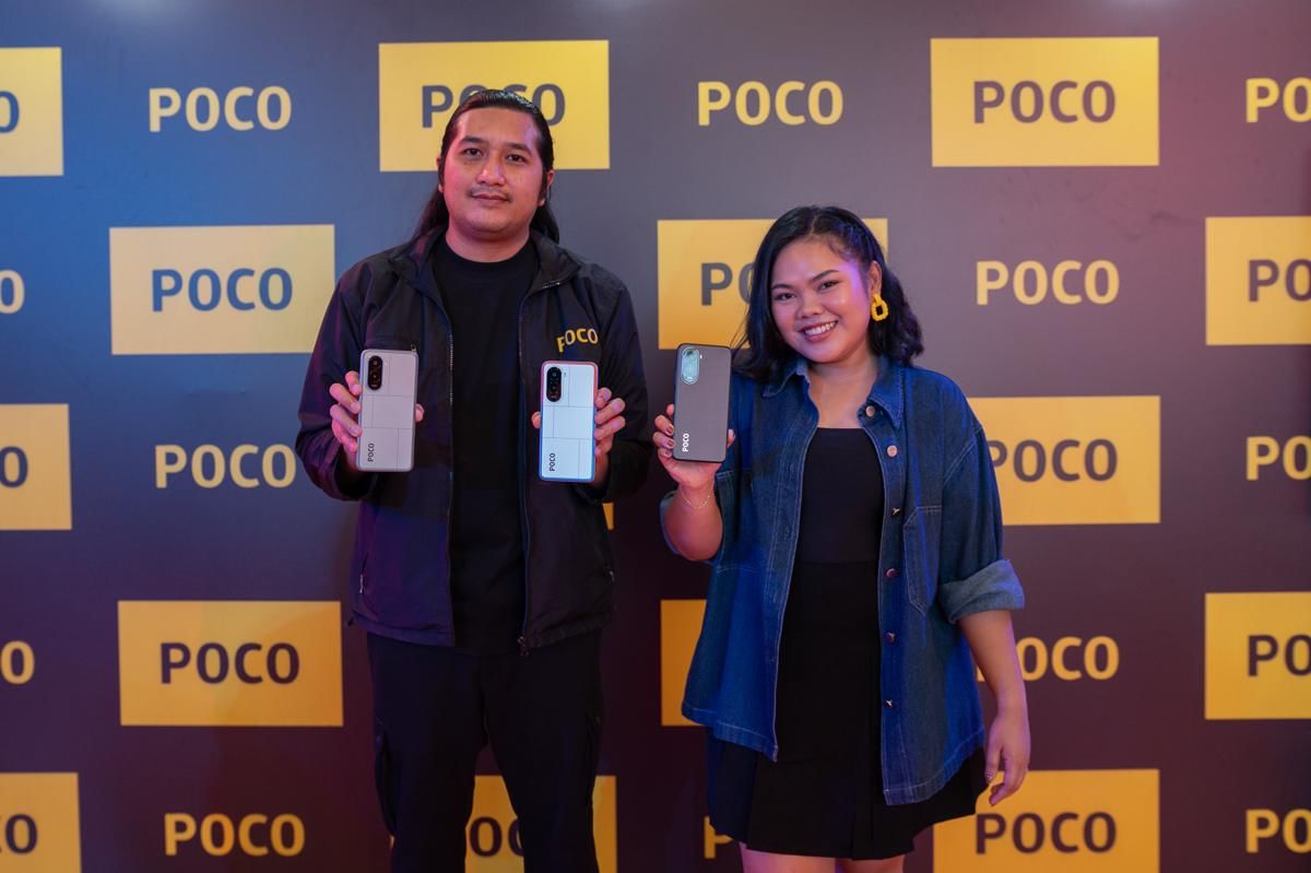 [dari kiri ke kanan] Satryo Rahmat, Product Marketing Manager POCO Indonesia dan  Novita Krisutami, PR Manager POCO Indonesia.jpg