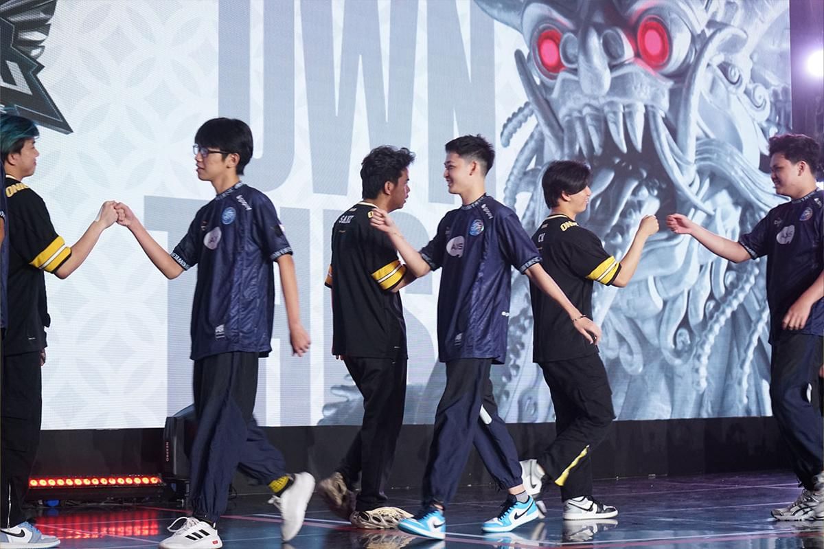ONIC-EVOS sebelum match di MPL ID S16 dimulai. (Dok. MPL Indonesia)