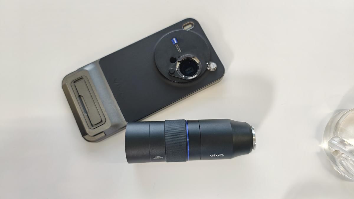 Telephoto Extender & Professional Imaging Grip Kit (IDN Times/Fatkhur Rozi)